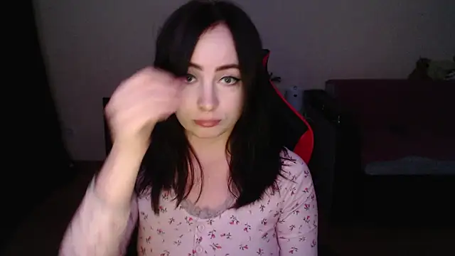 Snapshot of Laralianna chatting on 4, 12, 2025 Laralianna online show from 4, 12, 2025