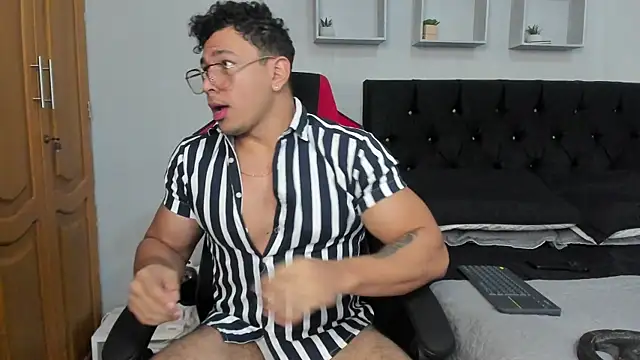 Snapshot of tyler_hank01 chatting on 4, 12, 2025 tyler hank01 online show from 4, 12, 2025