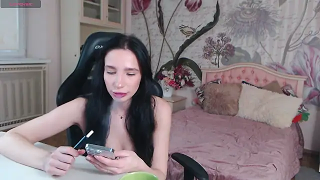 Snapshot of AliciaBow chatting on 2, 11, 2025 AliciaBow online show from 2, 11, 2025