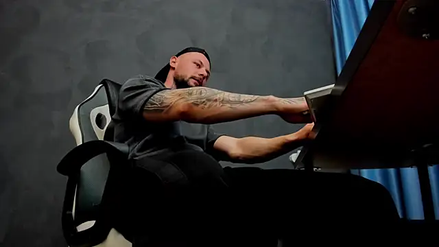 Snapshot of BrianHunts chatting on 8, 3, 2025 BrianHunts online show from 8, 3, 2025