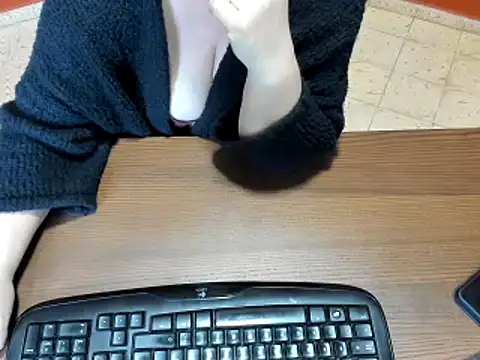 NikkiHolland online show from 28, 2, 2025