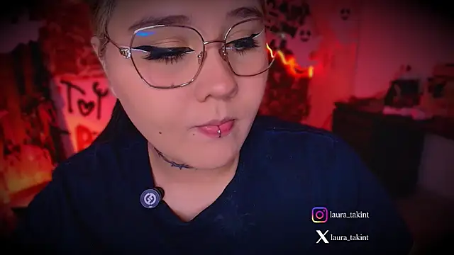 Snapshot of Laura_takint chatting on 3, 10, 2025 Laura takint online show from 3, 10, 2025