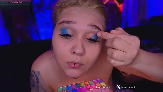 Snapshot of Laura_takint chatting on 13, 10, 2025 Laura takint online show from 13, 10, 2025