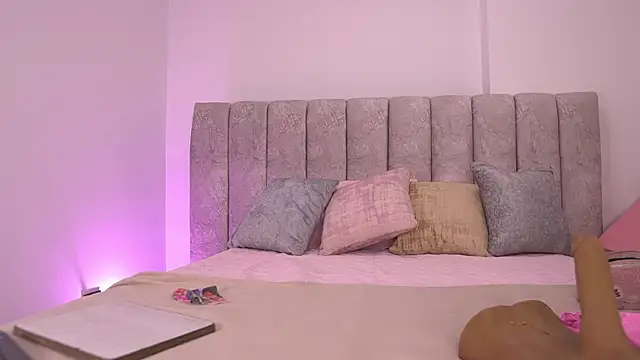 Snapshot of violeta_aroca chatting on 5, 11, 2025 violeta aroca online show from 5, 11, 2025