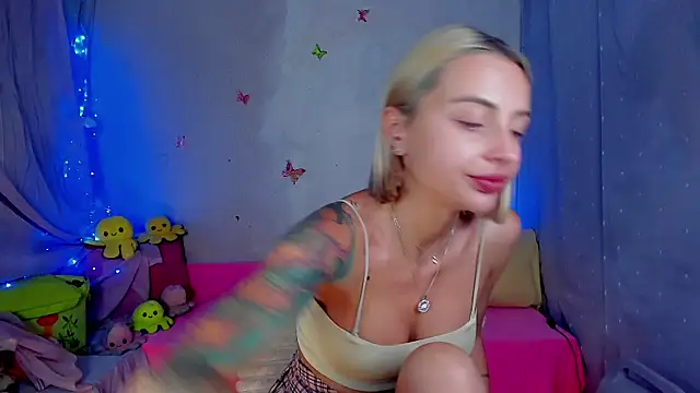 Snapshot of LickLizzy chatting on 20, 6, 2026 LickLizzy online show from 20, 6, 2026