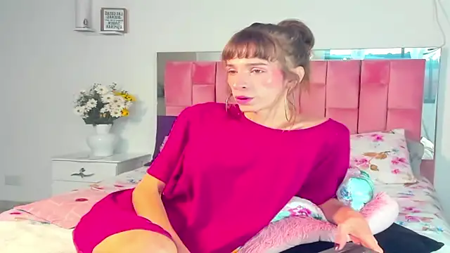 Snapshot of the_queen_aleja chatting on 14, 11, 2025 the queen aleja online show from 14, 11, 2025