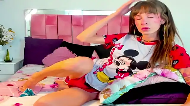 Snapshot of the_queen_aleja chatting on 22, 11, 2025 the queen aleja online show from 22, 11, 2025