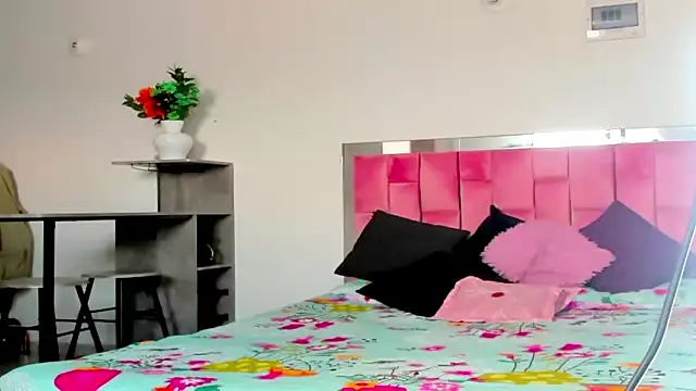 Snapshot of the_queen_aleja chatting on 2, 12, 2025 the queen aleja online show from 2, 12, 2025