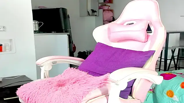 Snapshot of the_queen_aleja chatting on 3, 12, 2025 the queen aleja online show from 3, 12, 2025