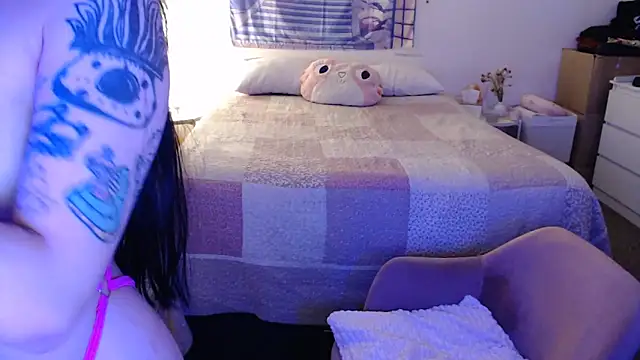 Snapshot of latinpetit chatting on 19, 11, 2025 latinpetit online show from 19, 11, 2025