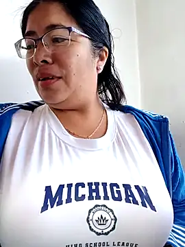 Snapshot of __valentina18 chatting on 21, 2, 2025   valentina18 online show from 21, 2, 2025