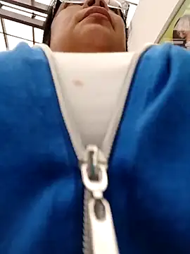 Snapshot of __valentina18 chatting on 8, 3, 2025   valentina18 online show from 8, 3, 2025