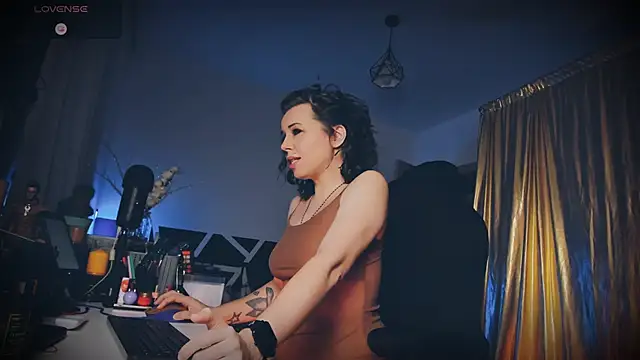 LisaDove online show from 1, 3, 2025