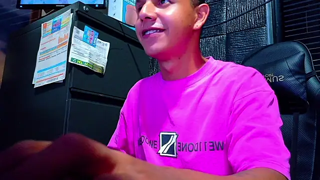 Snapshot of boy_bigcock24cm chatting on 3, 6, 2026 boy bigcock24cm online show from 3, 6, 2026