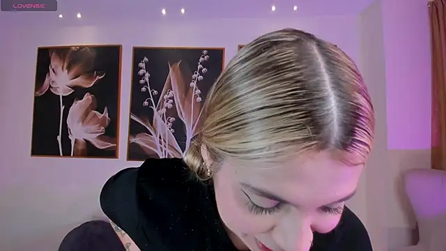 NiaHolland online show from 1, 2, 2026