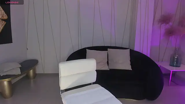 NiaHolland online show from 18, 4, 2026