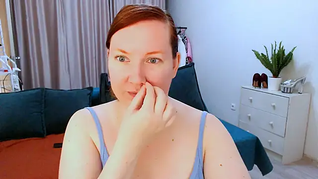 Snapshot of GoddessLara chatting on 10, 9, 2025 GoddessLara online show from 10, 9, 2025