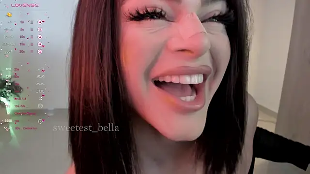 Snapshot of sweetest_bella chatting on 13, 12, 2025 sweetest bella online show from 13, 12, 2025