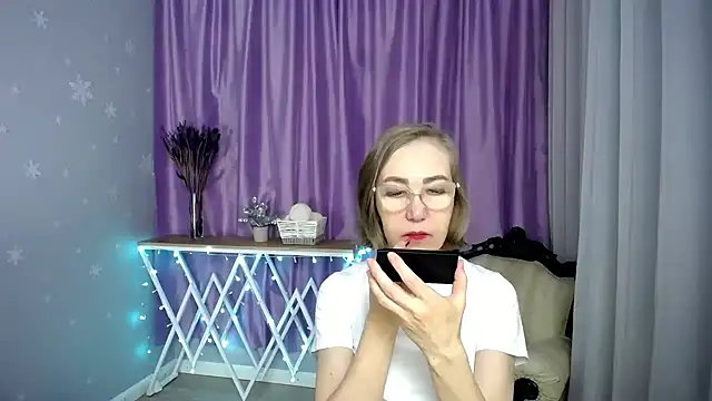 queen a n i online show from 5, 4, 2026