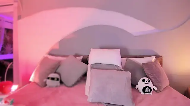 Nicolle W online show from 3, 10, 2025