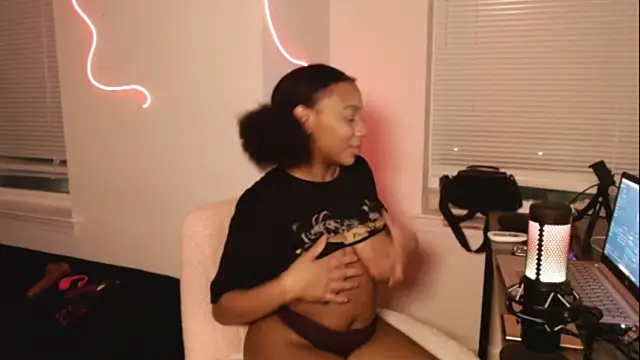 Snapshot of EatSweetMolly chatting on 7, 2, 2025 EatSweetMolly online show from 7, 2, 2025