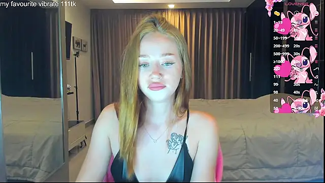 Snapshot of Hot_Mia_ chatting on 4, 10, 2025 Hot Mia online show from 4, 10, 2025