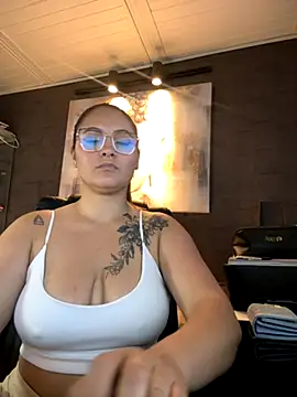 Snapshot of Emiily_W chatting on 26, 10, 2025 Emiily W online show from 26, 10, 2025