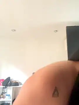 Snapshot of Emiily_W chatting on 31, 10, 2025 Emiily W online show from 31, 10, 2025