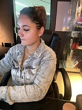 Snapshot of Emiily_W chatting on 14, 12, 2025 Emiily W online show from 14, 12, 2025