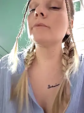 Snapshot of Bondgirl_013 chatting on 5, 4, 2026 Bondgirl 013 online show from 5, 4, 2026