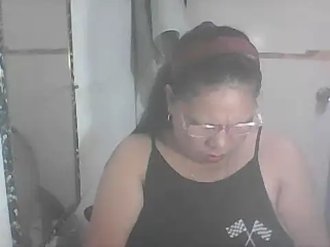 Snapshot of hotwet_mama4uxx chatting on 5, 3, 2025 hotwet mama4uxx online show from 5, 3, 2025