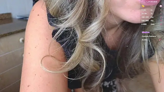 Snapshot of Lunamix chatting on 4, 1, 2025 Lunamix online show from 4, 1, 2025