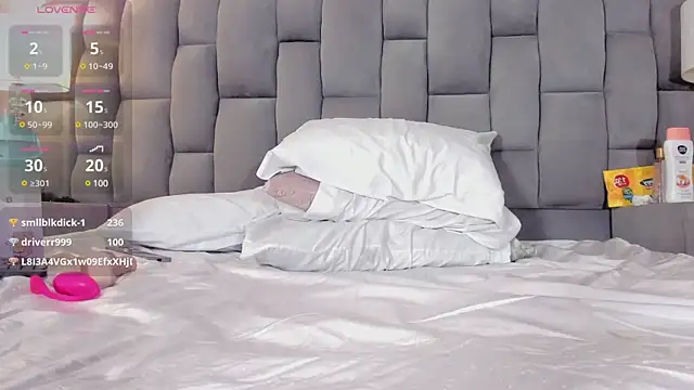 Rianamanson online show from 5, 3, 2025