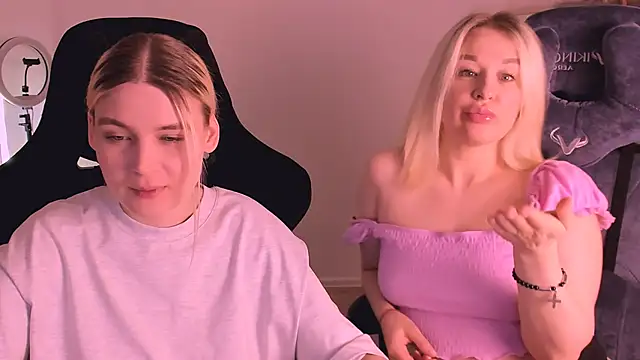 Snapshot of hotblonds chatting on 2, 1, 2025 hotblonds online show from 2, 1, 2025