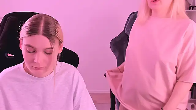 Snapshot of hotblonds chatting on 4, 1, 2025 hotblonds online show from 4, 1, 2025