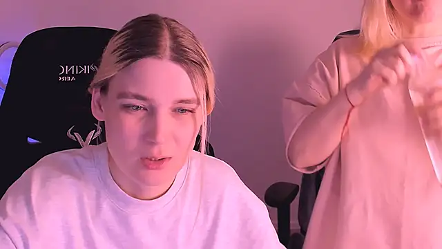 Snapshot of hotblonds chatting on 5, 1, 2025 hotblonds online show from 5, 1, 2025