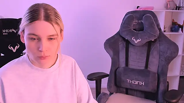 Snapshot of hotblonds chatting on 11, 1, 2025 hotblonds online show from 11, 1, 2025