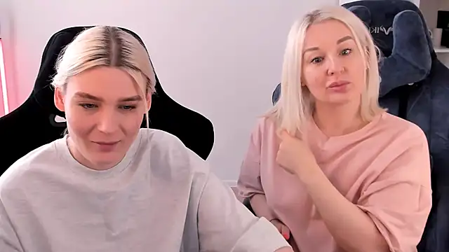 Snapshot of hotblonds chatting on 23, 2, 2025 hotblonds online show from 23, 2, 2025