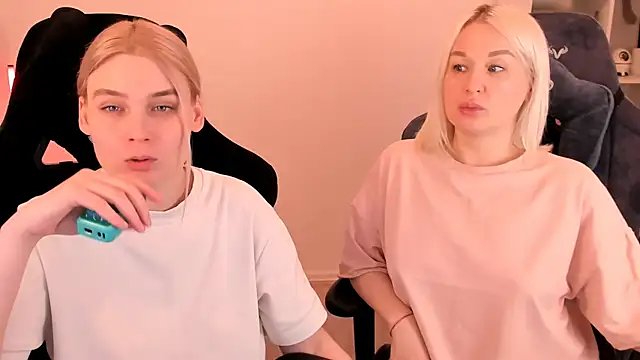 Snapshot of hotblonds chatting on 6, 3, 2025 hotblonds online show from 6, 3, 2025