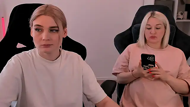 Snapshot of hotblonds chatting on 7, 3, 2025 hotblonds online show from 7, 3, 2025