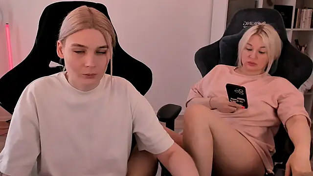 Snapshot of hotblonds chatting on 8, 3, 2025 hotblonds online show from 8, 3, 2025