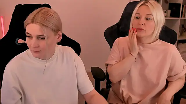 Snapshot of hotblonds chatting on 8, 3, 2025 hotblonds online show from 8, 3, 2025