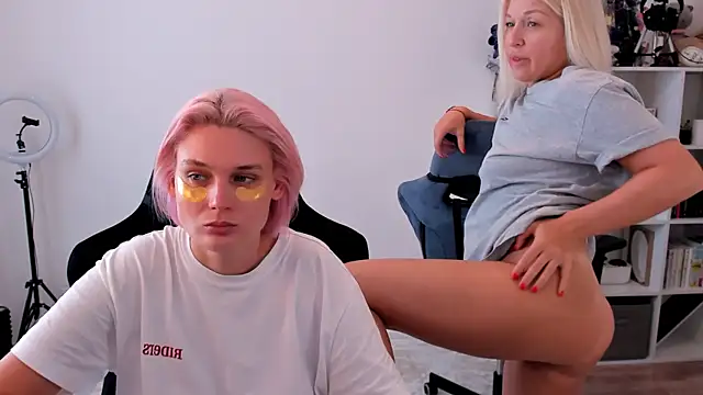 Snapshot of hotblonds chatting on 4, 10, 2025 hotblonds online show from 4, 10, 2025