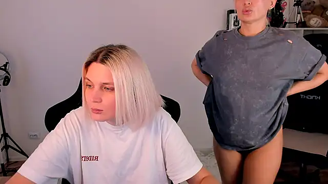 Snapshot of hotblonds chatting on 21, 12, 2025 hotblonds online show from 21, 12, 2025