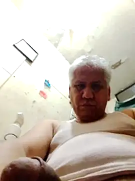 Snapshot of Momlover2022 chatting on 8, 4, 2026 Momlover2022 online show from 8, 4, 2026