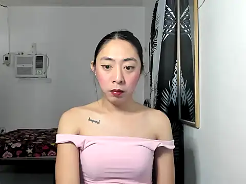 Snapshot of ErikaJayne4u chatting on 5, 2, 2026 ErikaJayne4u online show from 5, 2, 2026