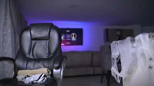 Snapshot of Frank_Farrell chatting on 28, 10, 2025 Frank Farrell online show from 28, 10, 2025