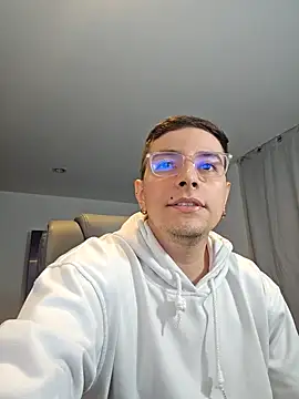 Snapshot of Jhoan_saenz chatting on 4, 10, 2025 Jhoan saenz online show from 4, 10, 2025