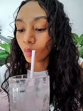 Snapshot of Leaberry chatting on 15, 10, 2025 Leaberry online show from 15, 10, 2025