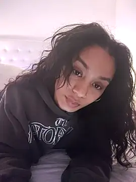 Snapshot of Leaberry chatting on 17, 10, 2025 Leaberry online show from 17, 10, 2025